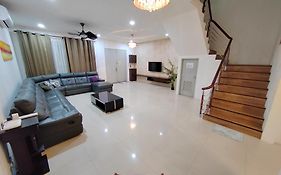 Triple Z Homestay Kuching - Landed 14 Pax
